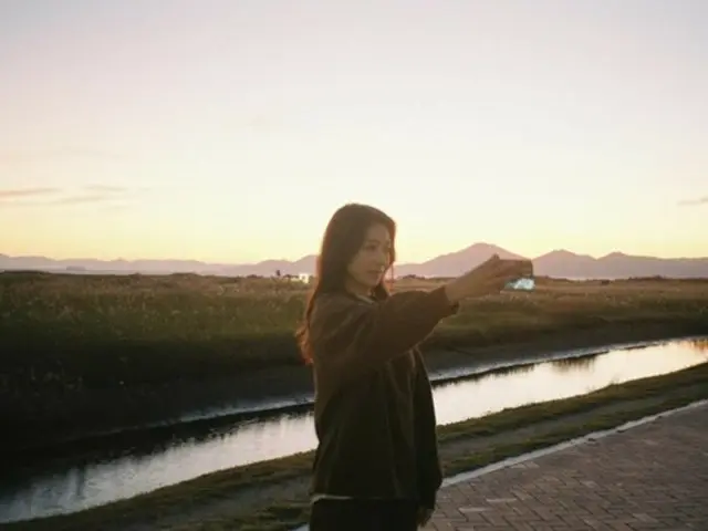 樸信惠站在夕陽下拍照...韓國女神氣質