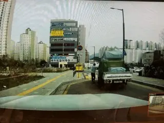 一名韓國年輕人跳上一輛正在下坡的卡車，煞車鬆開後將其攔住。