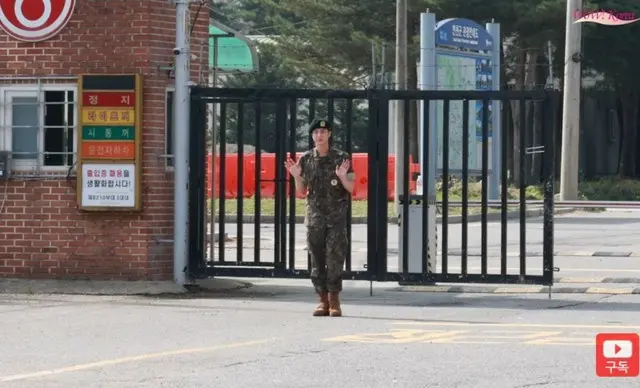 ボーイズグループ「BTS（防弾少年団）」のメンバーJINがメンバーたちに出迎えられながら無事に除隊した。