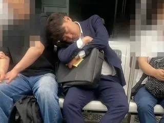 新改革黨議員李俊石在地鐵上熟睡的照片：“對於借給我肩膀的人，我很抱歉在下班回家的路上打擾了他。” - 韓國