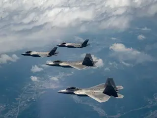 美韓軍隊透過聯合空中訓練警告北韓...美國F22戰鬥機和韓國空軍F35A進行行動
