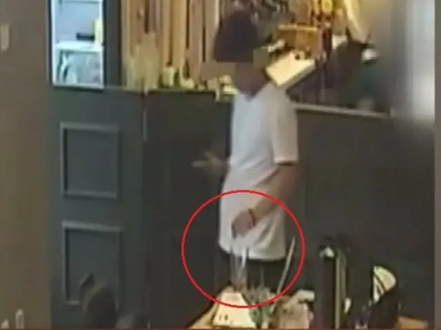 韓國首爾一家咖啡館，一名男子在一名女員工喝的咖啡中混入了異物，警方對此展開調查