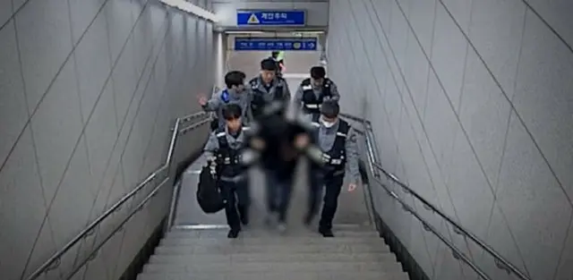 ソウルの地下鉄の階段で女性を盗撮…市民の協力で逮捕＝韓国