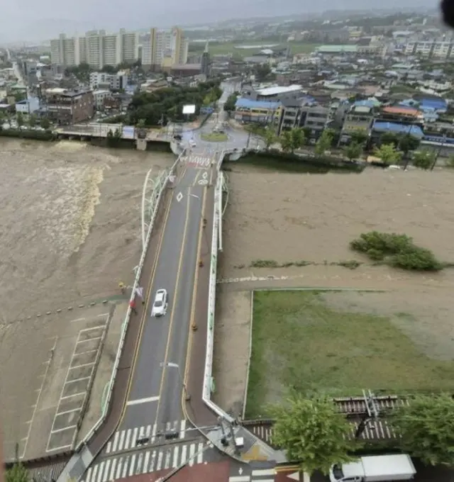 「豪雨で橋が崩れた」合成写真が拡散…警察が交通規制までする騒ぎ＝韓国