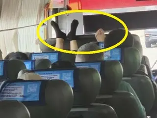 「外國人看到會很尷尬」…機場巴士司機座上翹腳情侶=韓國