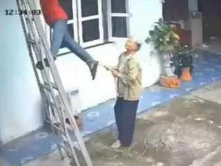修理電線時觸電…82歲奶奶看完YouTube後獲救 - 泰國