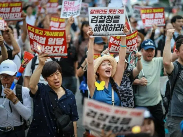 ろうそく行動が13日、ソウル市内で第98回目のろうそく集会を開催し、参加者たちがスローガンを叫んでいる。 （写真＝ろうそく行動）