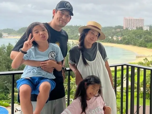 俳優オ・ジホ、ウン・ボアさん夫妻が、沖縄旅行での家族写真を公開した。