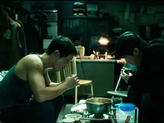 宋仲基主演的《在這混蛋世界》公開了兩人面對面用手吃自製炸醬的主視頻