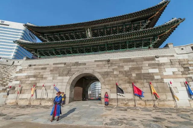 「日韓会談反対」将軍の銅像に上って奇襲デモ…民主労総組合員逮捕＝韓国