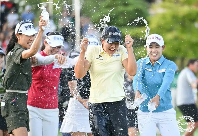 仲間の選手たちから優勝祝いの水をかけられているマ・ダソム（写真：KLPGA）