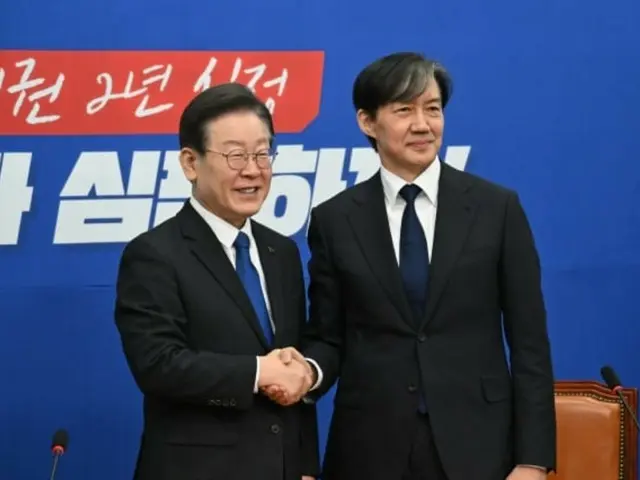 李在明共に民主党代表（左）とチョ・グク祖国革新党代表（右）