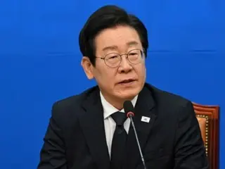 民主黨代表李在明和醫療專家緊急應對委員會委員長樸丹會面並說服他們參加與野醫療政策協商小組=韓國