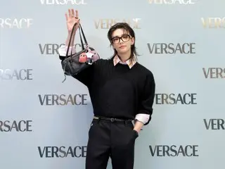 賢真（Stray Kids）一年來首次穿著他最喜歡的單品在 Versace 銀座回歸，引發熱烈歡呼！