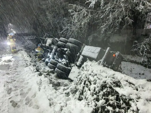 韓國京畿道南部地區遭受一系列破壞，包括因大雪導致汽車翻倒