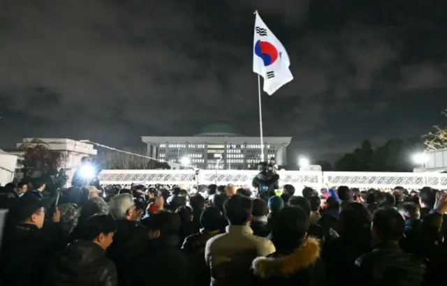 6時間で非常戒厳解除...緊迫した「ソウルの夜」＝韓国