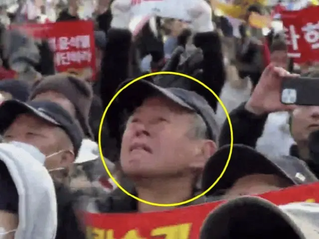 尹大統領の弾劾可決に涙…70代の男性、BBCに「So happy」＝韓国