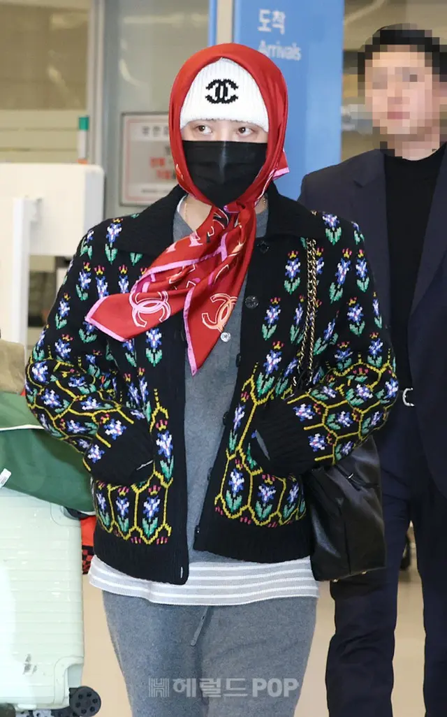 【フォト】G-DRAGON、卓越した“ポジャギファッション”…空港での視線を独占