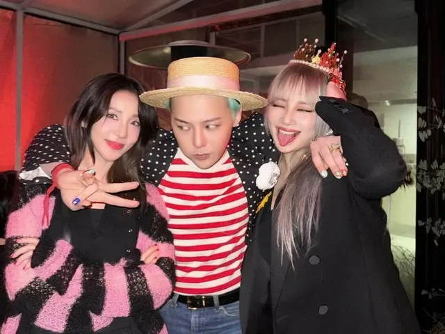 2NE1 的 Dara 和 CL 與 G-DRAGON 手挽手合影...YG 家族的友好三人照