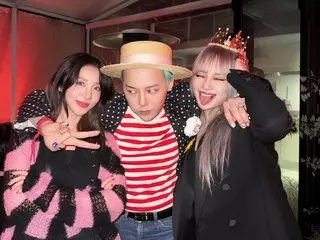 2NE1 的 Dara 和 CL 與 G-DRAGON 手挽手合影...YG 家族的友好三人照