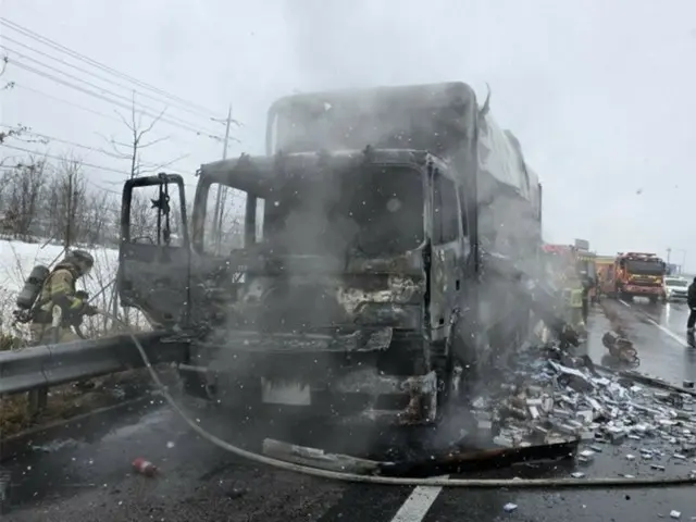 巨大な「喫煙」事態…タバコ500箱を載せた貨物車が「全焼」＝韓国