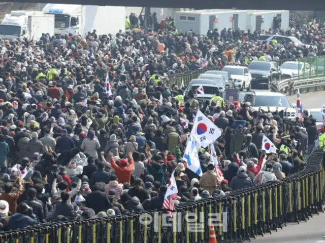 「保護尹總統」——反彈彈劾支持者聚集在總統官邸附近