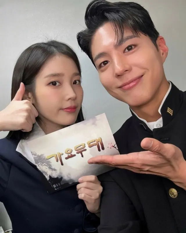 IU＆パク・ボゴム、さわやかなビジュアル