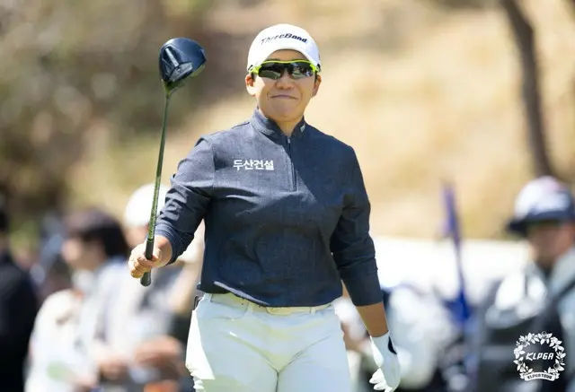 最終日1番ホールで移動中に笑顔を見せる申ジエ（写真：KLPGA）