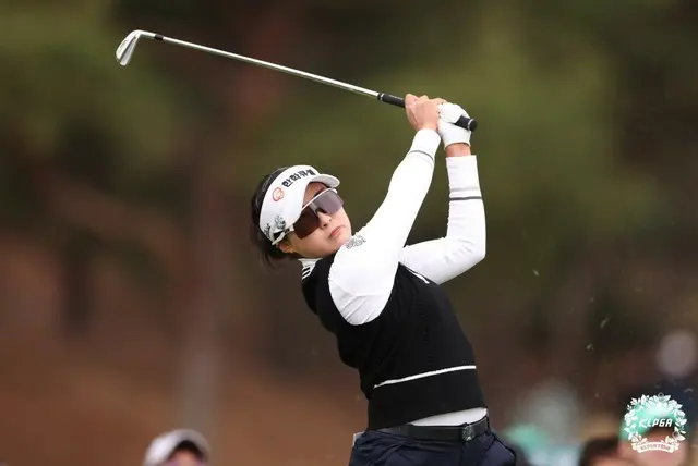 最終ラウンド2番ホールでティーショットをするキム・ミンジュ（写真：KLPGA）