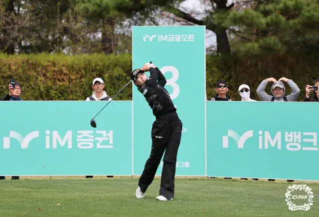 最終ラウンド3番ホールでティーショットをするパン・シンシル（写真：KLPGA）
