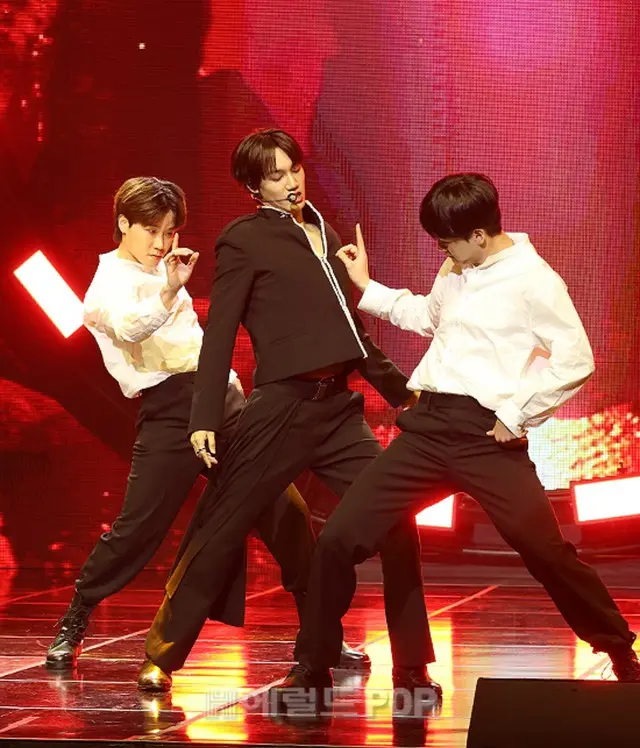 ショーケースでパフォーマンスをするKAI（EXO）
