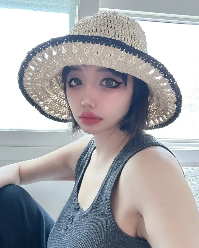 “加工釈明”BOM（2NE1）、ショートカットに変身で若返り…童顔フェイスを自慢