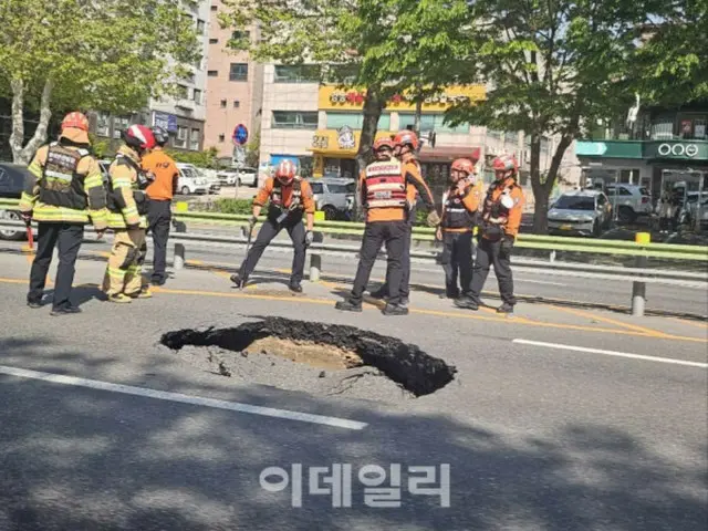另外，江東區發生1.5公尺深的道路塌陷…現場調查正在進行中（韓國首爾）