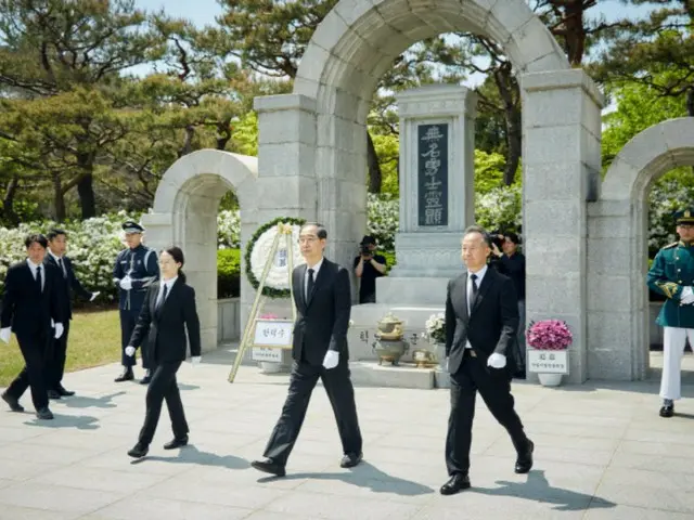 總統候選人韓德洙的第一站是國立顯忠院…“人民希望我們向前，而不是向左或向右”