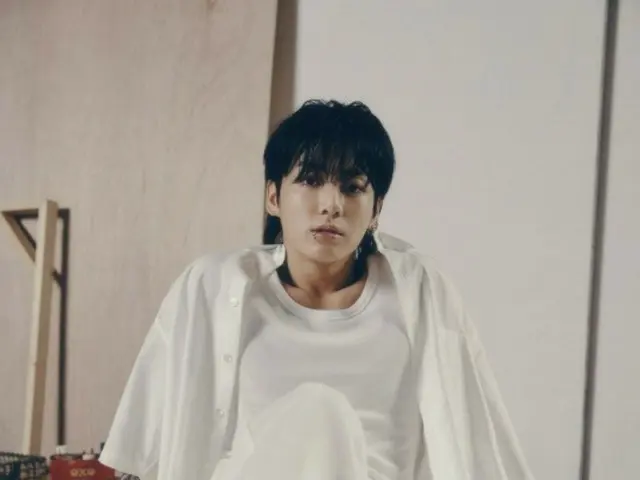 JUNG KOOK 的《Standing Next to You》官方 YouTube 影音觀看次數突破 1 億