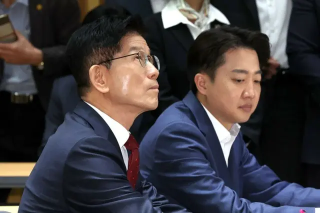 金文洙、国民の力大統領選候補（左）と李俊錫、改革新党大統領選候補（右）