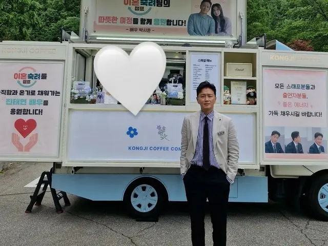 與癌症抗爭的陳泰賢在妻子送來的咖啡車前笑著說：“大家不用擔心。”