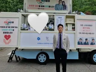 與癌症抗爭的陳泰賢在妻子送來的咖啡車前笑著說：“大家不用擔心。”