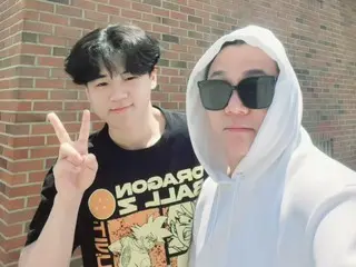 尹敏秀 (VIBE) 帶著兒子尹厚 (就讀於美國名牌大學) 參觀母校…“一切都變了很多”