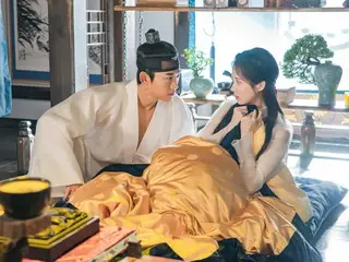 Tacyeon（2PM）和徐賢（少女時代）在《我偷走了主角的初體驗》中度過了一個非凡的新婚之夜......一部基於小說的顛覆性浪漫