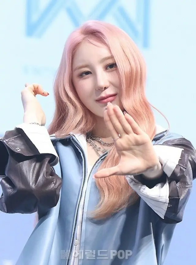イ・チェヨン（元IZ*ONE）、「ONF」の一部ファンに不快感→「改めて見たら感情的だった」結局謝罪