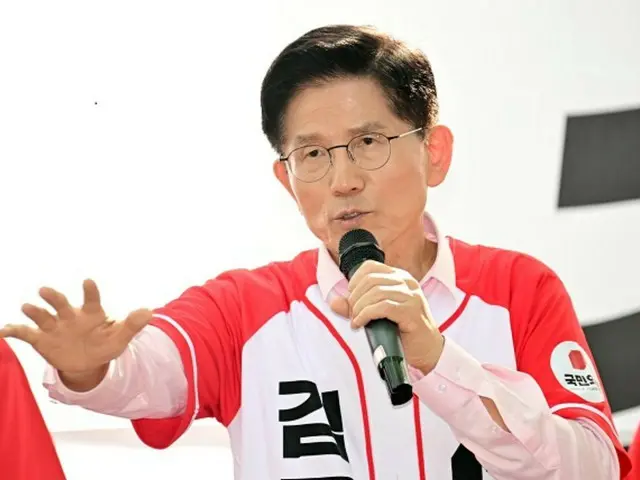 人民力量總統候選人金文洙：「每生一個孩子就給1億韓元……等孩子上小學、國中、高中的時候，分期給錢」（韓國）