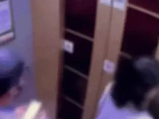 電梯門打開，一名手持刀具的男子出現在「我面前」（韓國）
