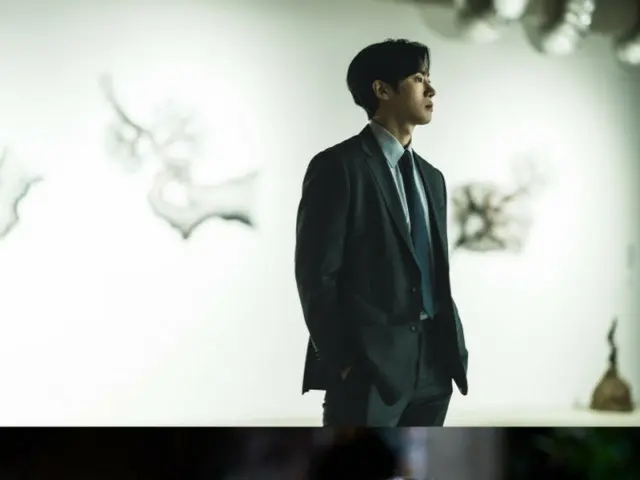 演員秋英宇繼續嘗試兩種不同的類型，從黑色劇《廣場》到青春愛情劇《巫女與星星》。