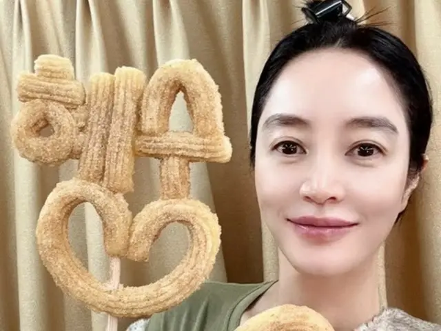 女星金惠秀拿著吉事果禮物自拍