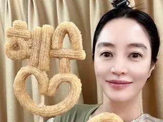 女星金惠秀拿著吉事果禮物自拍