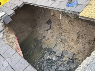 大雨天道路塌陷…男子在家人面前掉入2公尺深的坑（韓國）