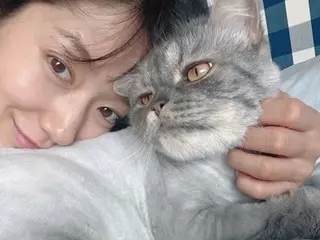 樸信惠抱著寵物貓甜蜜自拍