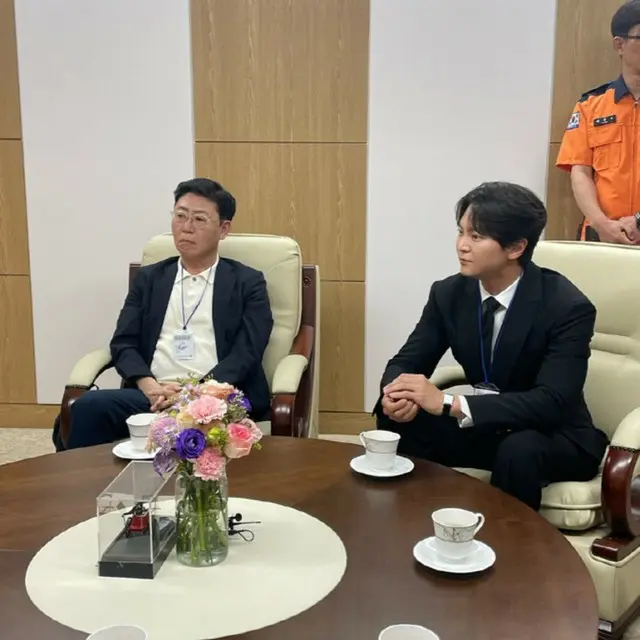 映画「消防士 2001年、闘いの真実」クァク・キョンテク監督＆チュウォン、“119ウォンチャレンジ”の寄付金を消防庁に伝達02