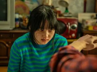 崔宥利在電影《我的女兒變成殭屍了》中飾演變成殭屍的女兒，散發可愛魅力